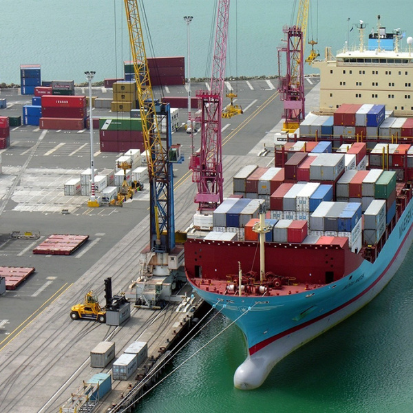 Ставки на контейнерные перевозки из Китая в Европу растут, на западное побережье США — снижаются